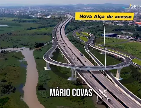 Curva de alça rodoviária sobre área verde, com legenda da via Mário Covas